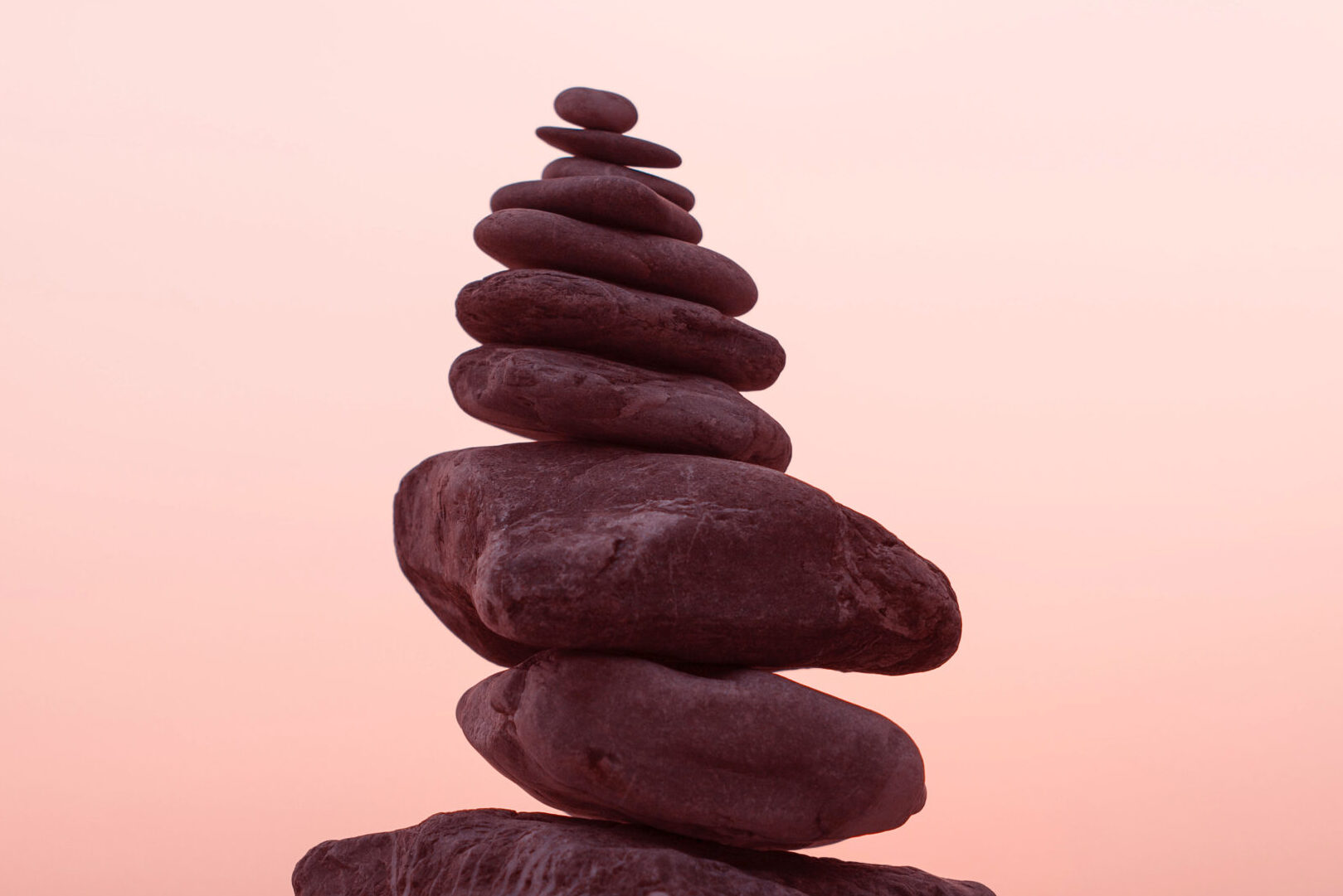 Staplade stenar som är balanserade på varandra
